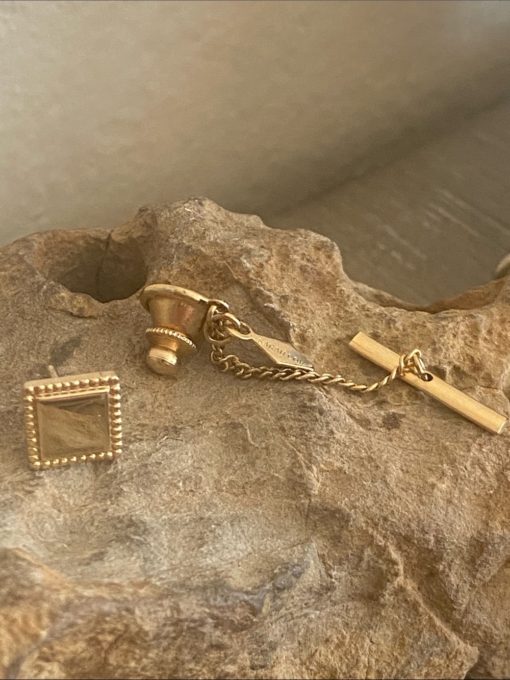 Vintage 60s Sarah Coventry Gold Tone Square Tie Bar Pin